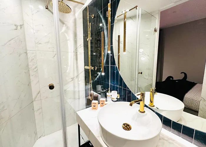 Cocon Parisien - Face A Louboutin - Chez Nicolas *